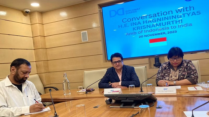 Mohammed Younus Siddiqui attending an event at ORF ORF Vice President Harsh V Pant and Ambassador Ina Krishnamurthi at the Diplomatic Diaries